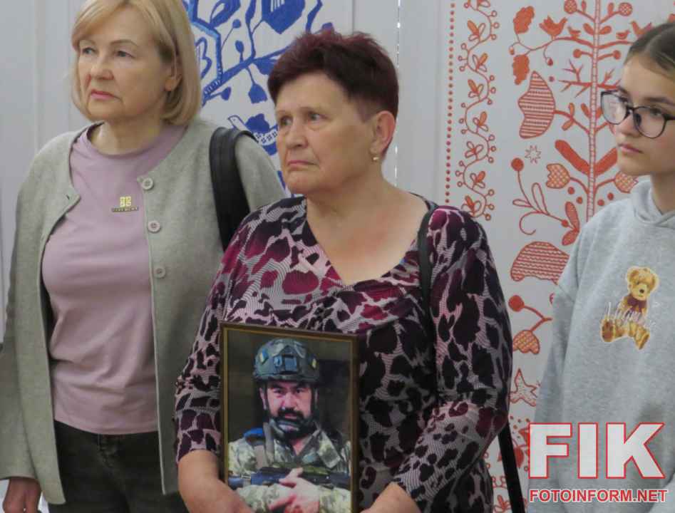 фотовиставки Ігоря Філіпенка «Тисячі облич — один прапор» у Кропивницькому Музеї мистецтв до Дня журналіста