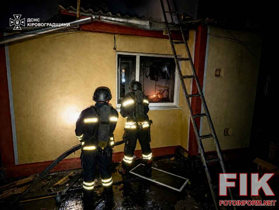 Рятувальники ДСНС ліквідовують пожежу після ворожого обстрілу в Кропивницькому районі