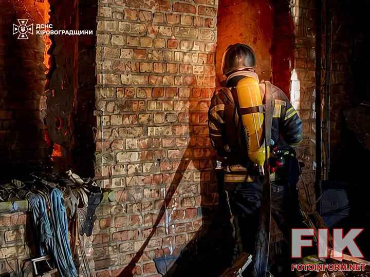 Рятувальники ДСНС ліквідовують пожежу після ворожого обстрілу на Кіровоградщині