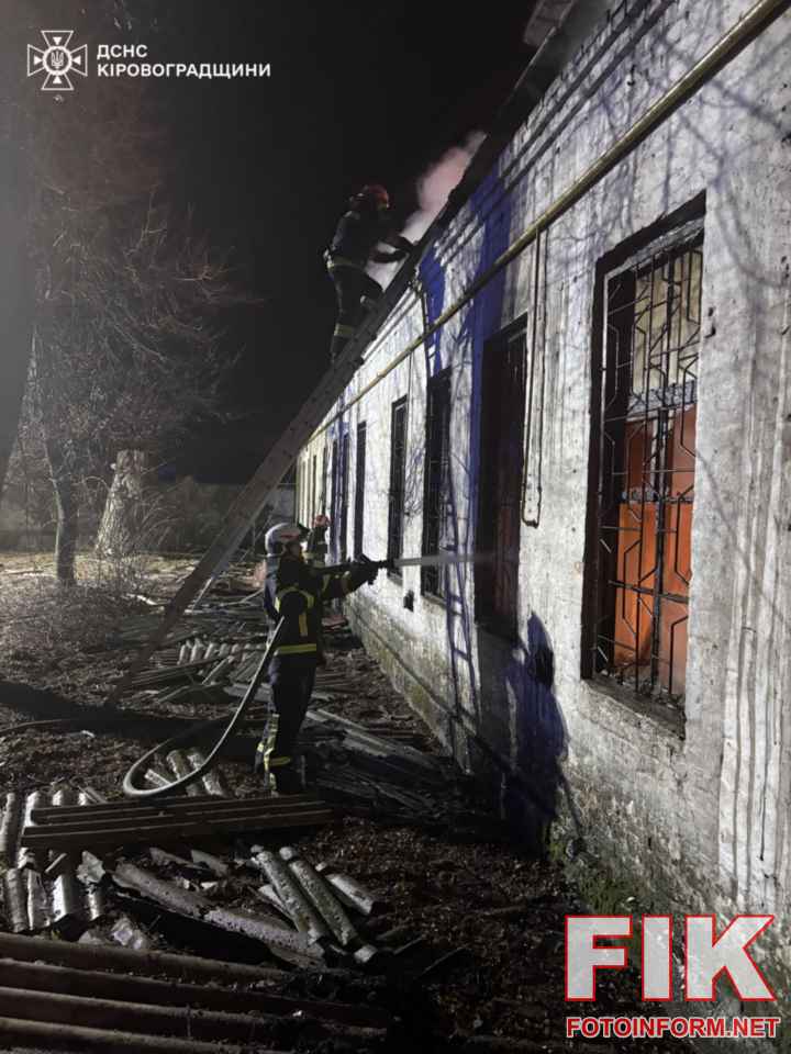 Рятувальники ДСНС ліквідують пожежу після обстрілу в Кропивницькому районі.