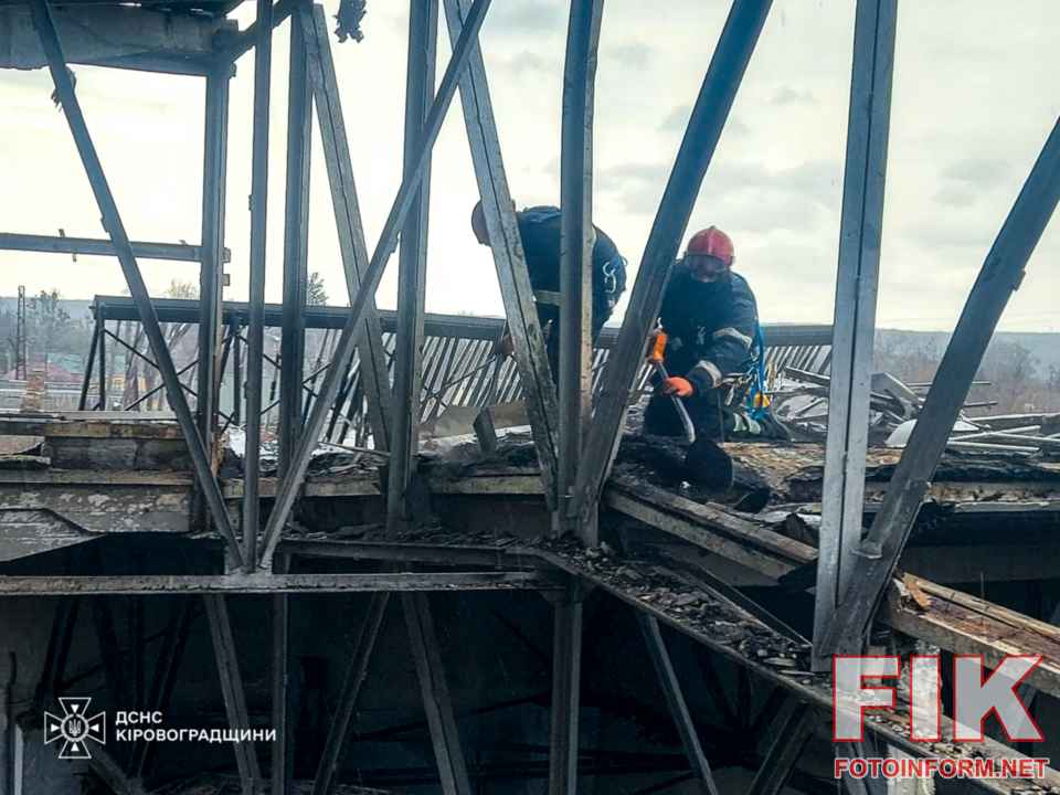 Рятувальники-верхолази ДСНС демонтують пошкоджену покрівлю будівлі на Кіровоградщині після обстрілу.