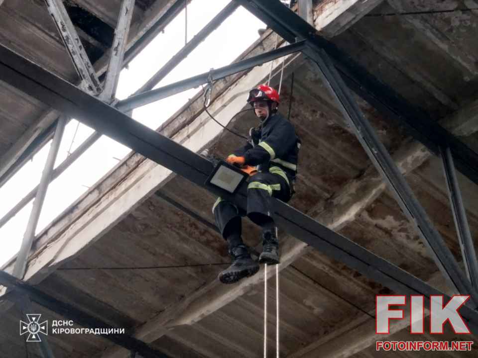 Рятувальники-верхолази ДСНС демонтують пошкоджену покрівлю будівлі на Кіровоградщині після обстрілу.