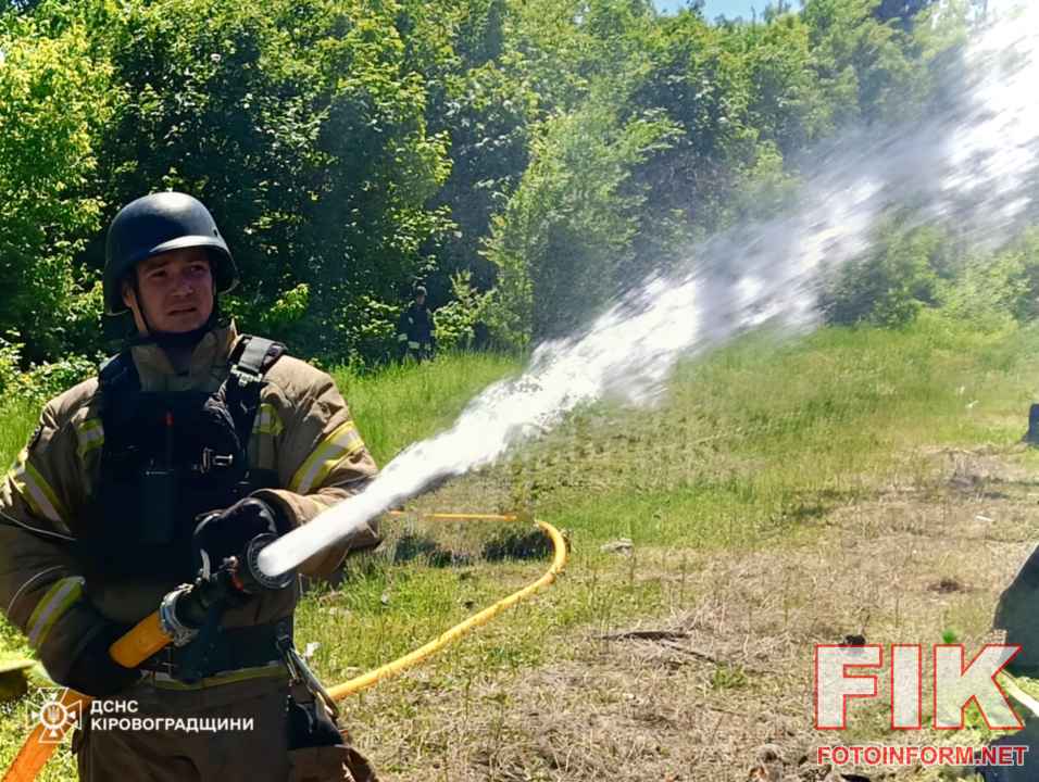 Рятувальники ДСНС ліквідують пожежу після обстрілу на Кіровоградщині