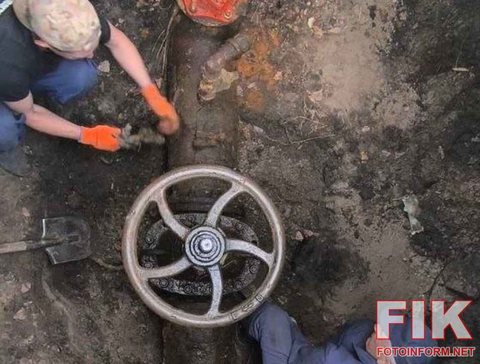 Комунальна бригада ОКВП Дніпро-Кіровоград проводить аварійно-ремонтні роботи на водопровідній мережі