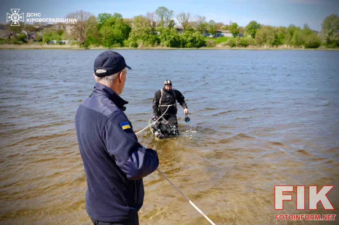 Водолаз ДСНС Кіровоградщини проводить обстеження дна водойми перед початком сезону відпочинку.