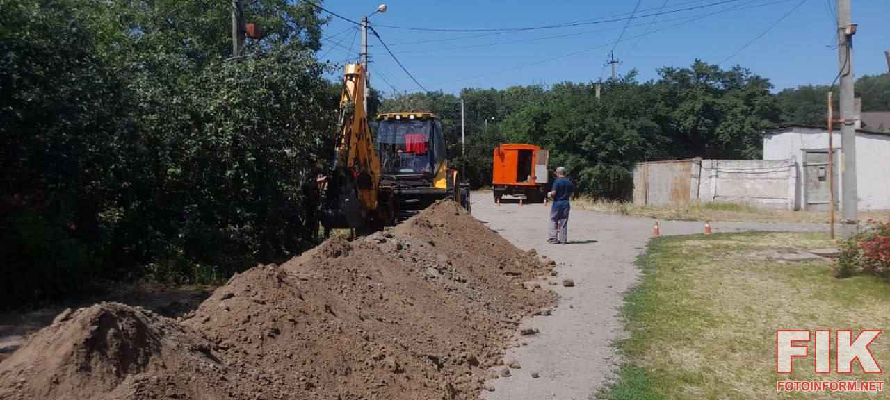 Працівники водоканалу ОКВП Дніпро-Кіровоград проводять ремонтні роботи на аварійній ділянці водопроводу