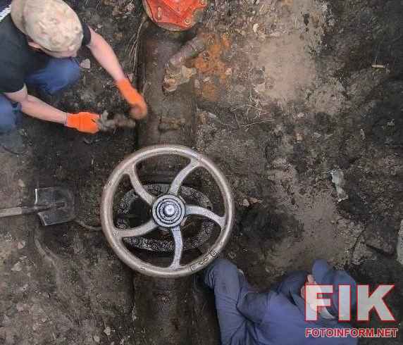 Комунальники ремонтують водопровід у Кропивницькому, аварійне відключення води на Новомиколаївці.