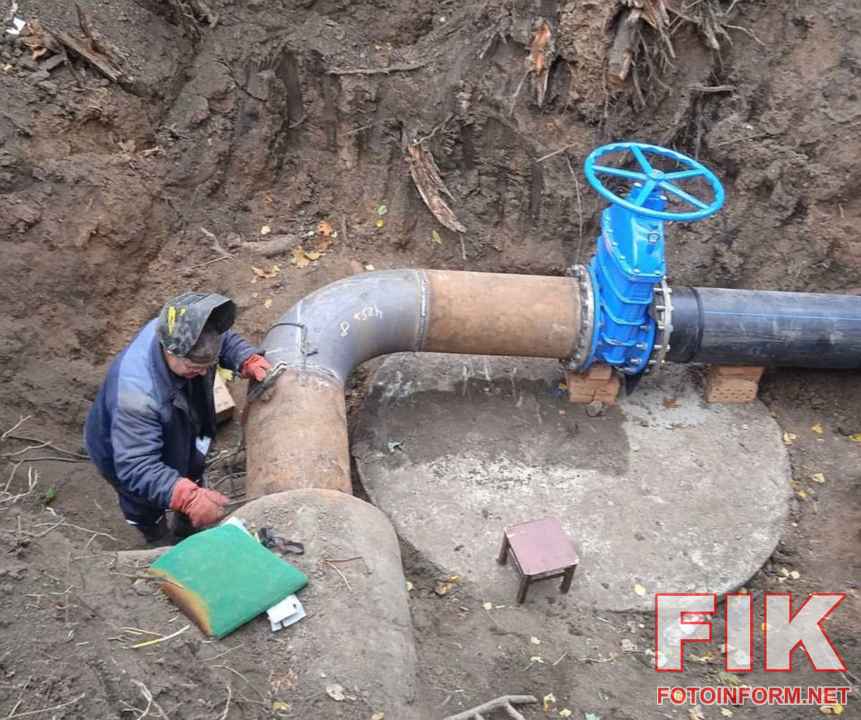 Працівники водоканалу ОКВП Дніпро-Кіровоград ліквідовують витік води та замінюють труби на аварійній ділянці в Кропивницькому