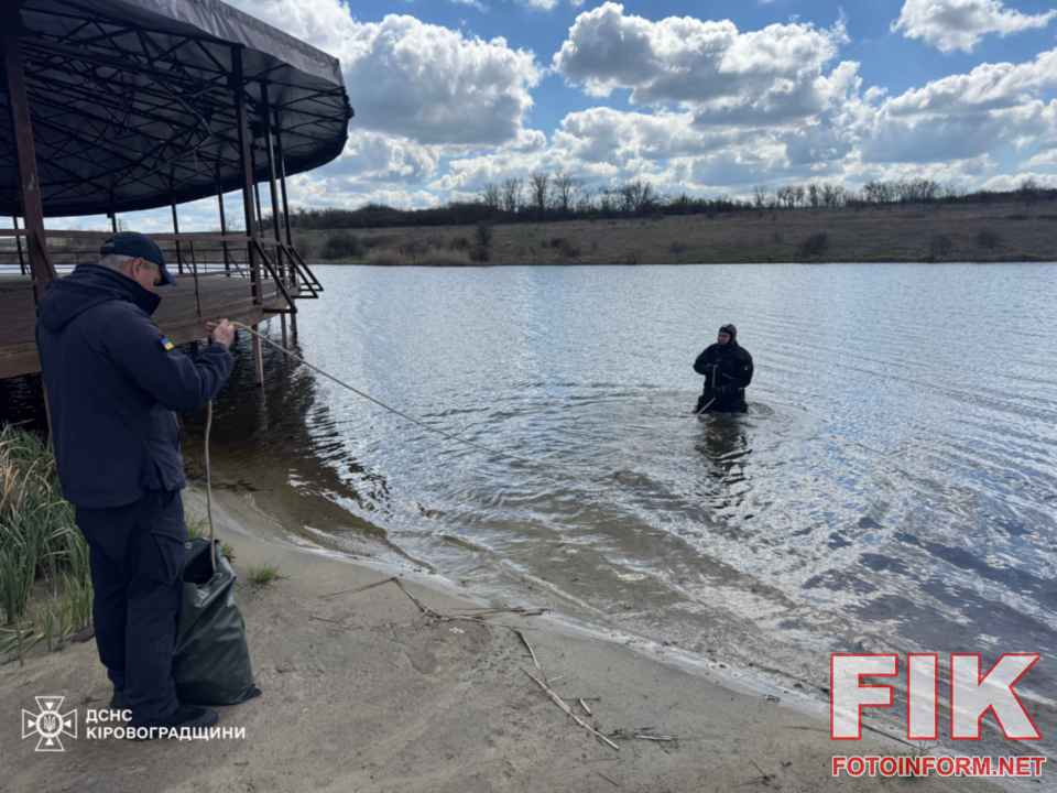 Водолаз ДСНС Кіровоградщини проводить обстеження дна водойми перед початком купального сезону.