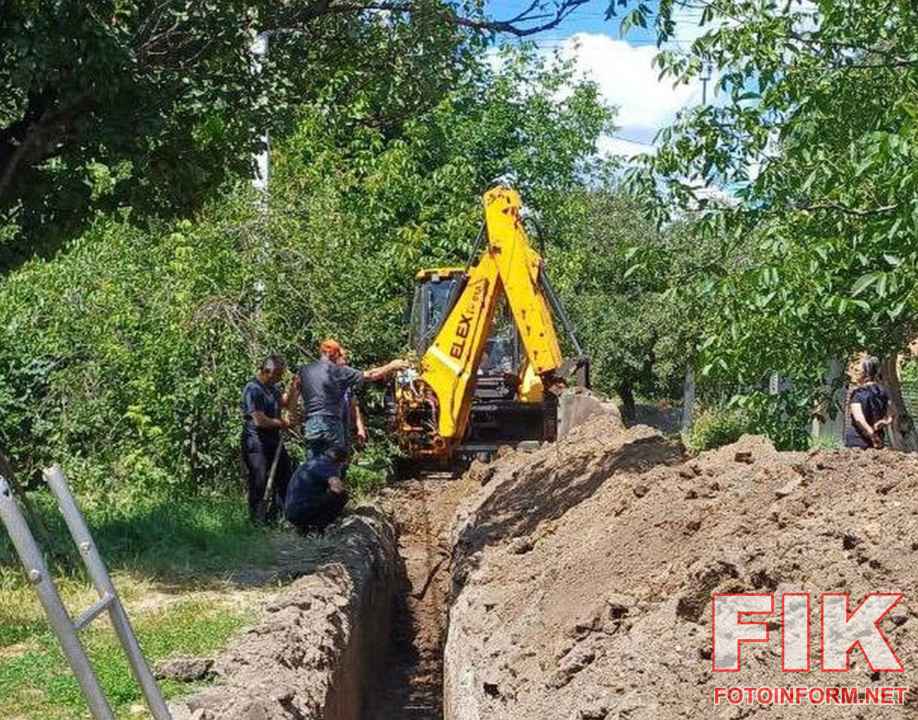 Аварійна бригада ОКВП Дніпро-Кіровоград усуває виток води під час ремонтних робіт