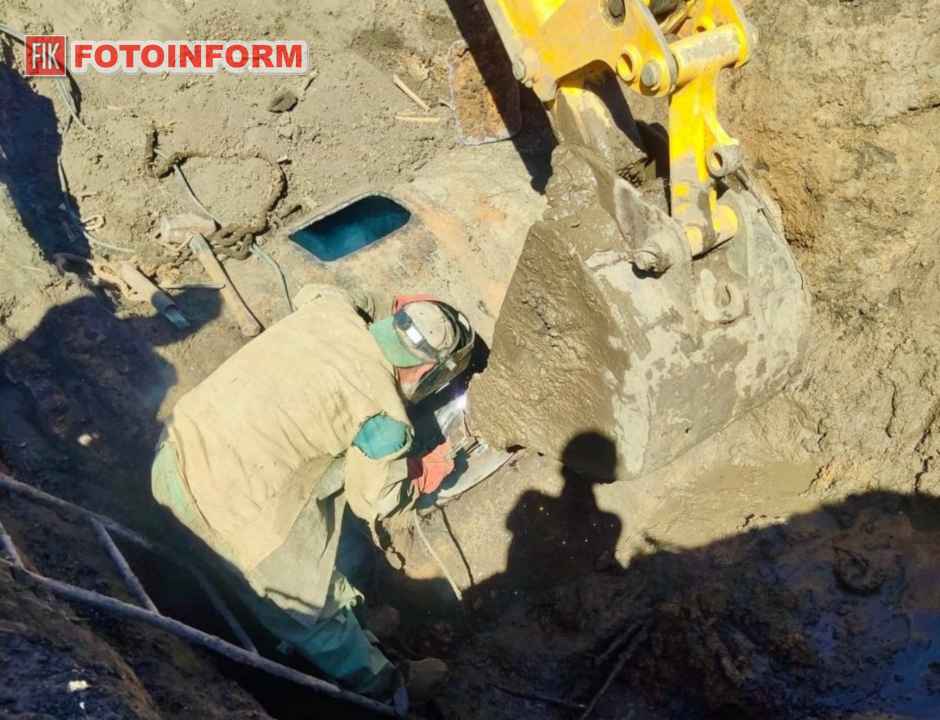 Аварійно-ремонтна бригада ОКВП Дніпро-Кіровоград проводить ремонт водопроводу на вулиці міста