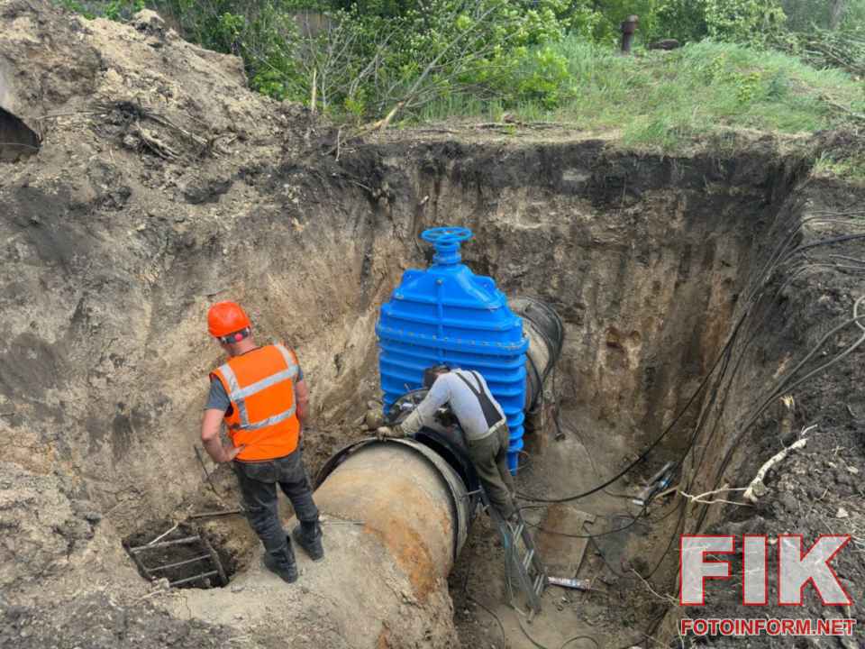 Бригада ОКВП Дніпро-Кіровоград проводить ремонтні роботи на водопровідній мережі