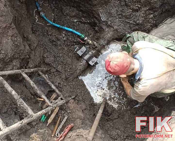 Фахівці Дніпро-Кіровоград усувають витік води на вулицях Кропивницького 23 березня.