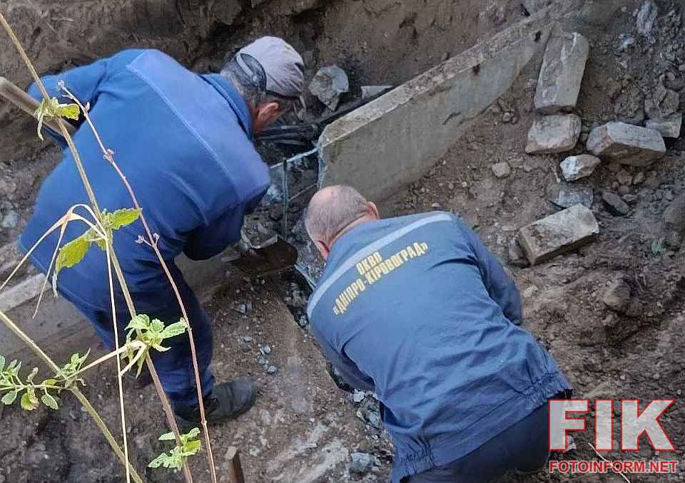 Фахівці ОКВП Дніпро-Кіровоград ліквідовують витік води на водопровідній мережі