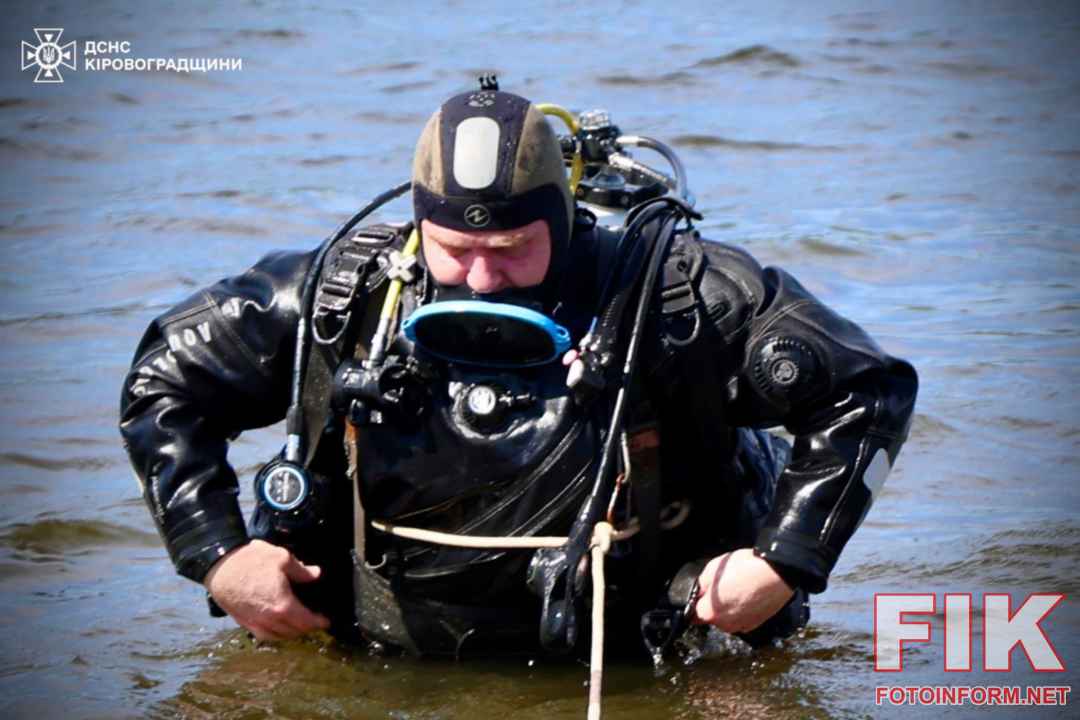 Водолаз ДСНС Кіровоградщини проводить обстеження дна водойми перед початком сезону відпочинку.
