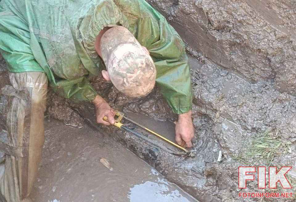 Аварійно-ремонтна бригада водоканалу Дніпро-Кіровоград ліквідовує витік води у Кропивницькому
