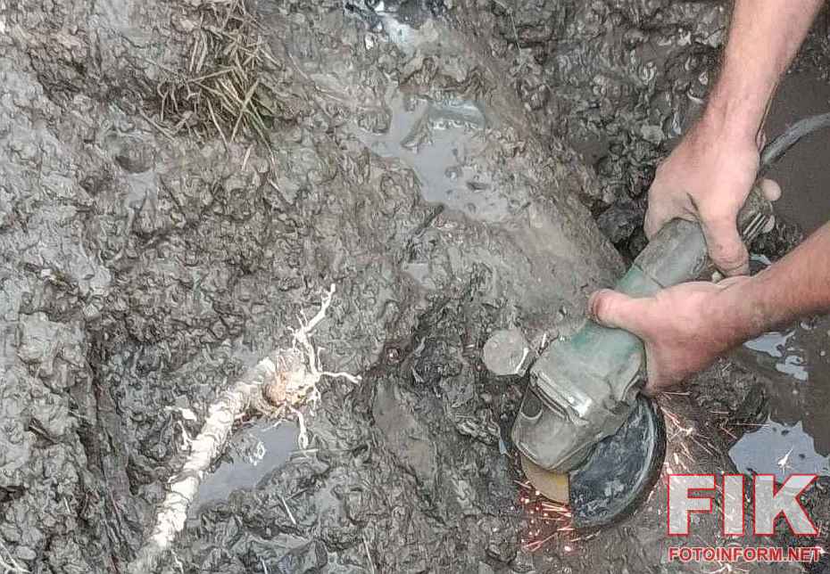 Аварійно-ремонтна бригада ОКВП Дніпро-Кіровоград ліквідує витік води у Кропивницькому