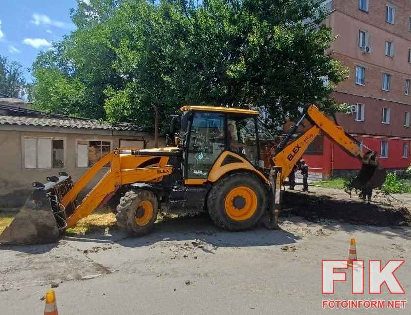 Працівники водоканалу ОКВП Дніпро-Кіровоград проводять ремонтні роботи на лінії водопостачання.