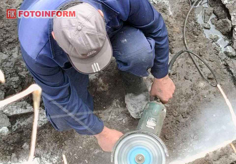 Бригада ОКВП Дніпро Кіровоград проводить ремонтні роботи на водопроводі у Кропивницькому