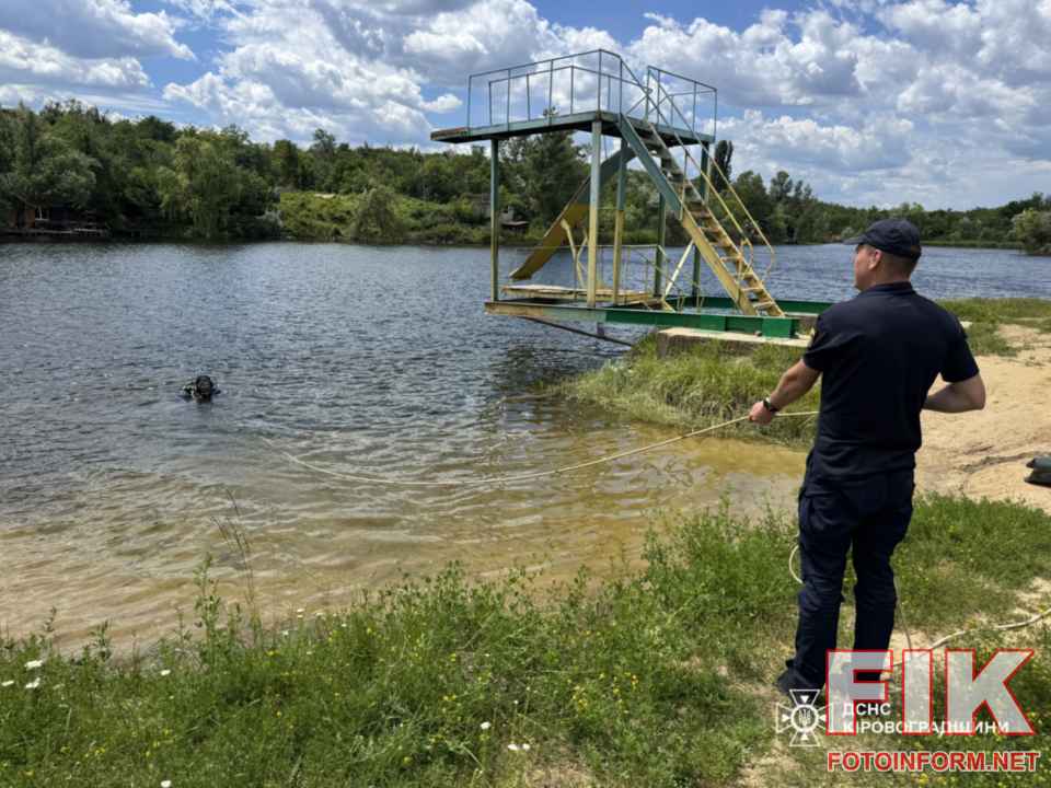 Процес очищення підводної частини річки водолазами ДСНС у Кіровоградській області