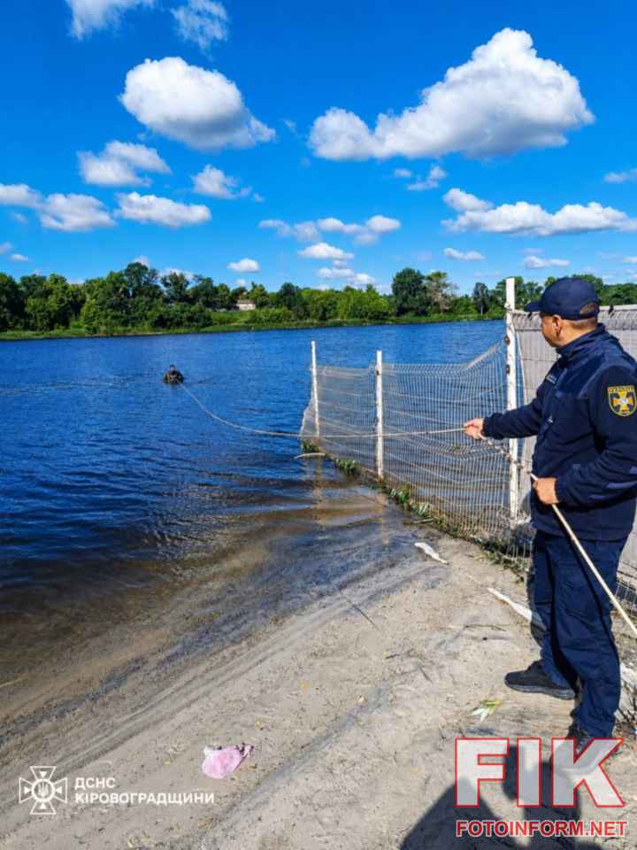Водолаз ДСНС Кіровоградської області готується до занурення для обстеження та очищення дна водойми перед початком сезону відпочинку.