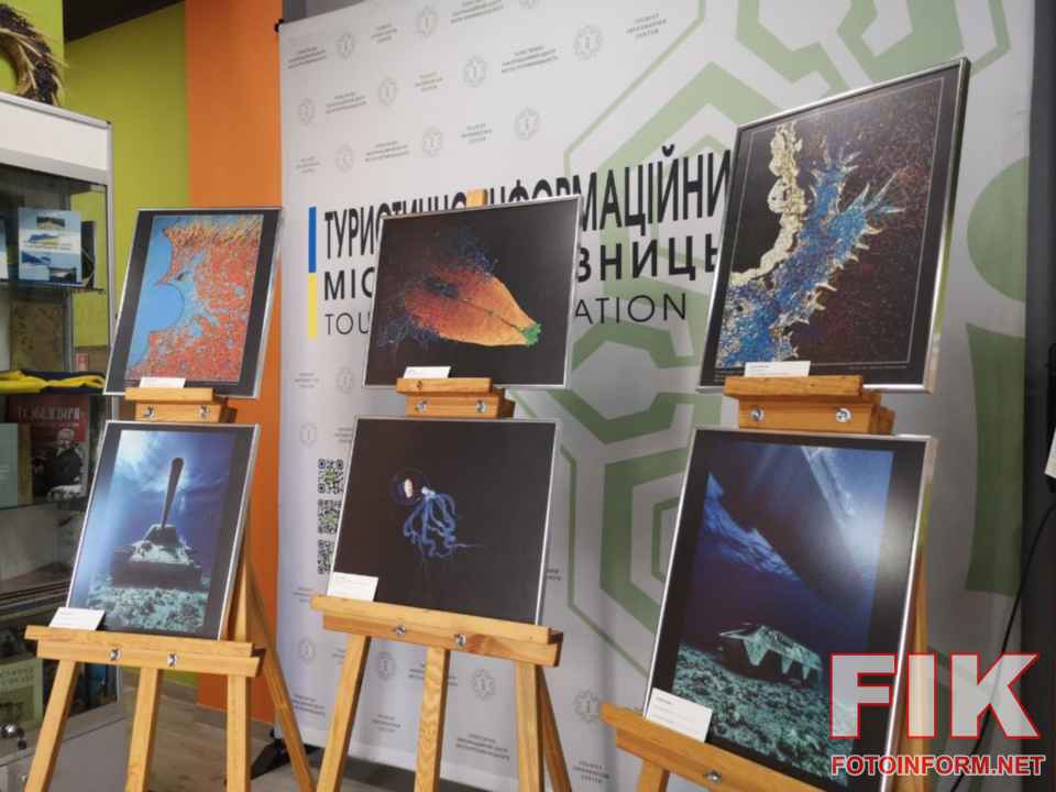 Експозиція міжнародної фотовиставки Всесвіти у Кропивницькому з роботами польських фотографів.