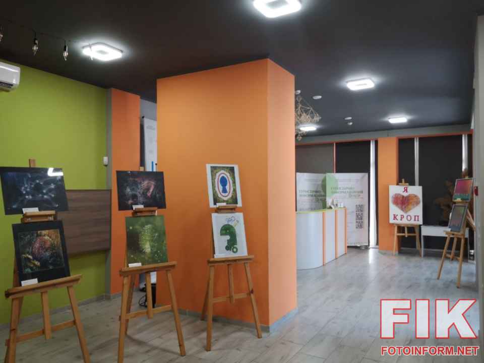 Експозиція міжнародної фотовиставки Всесвіти у Кропивницькому з роботами польських фотографів.