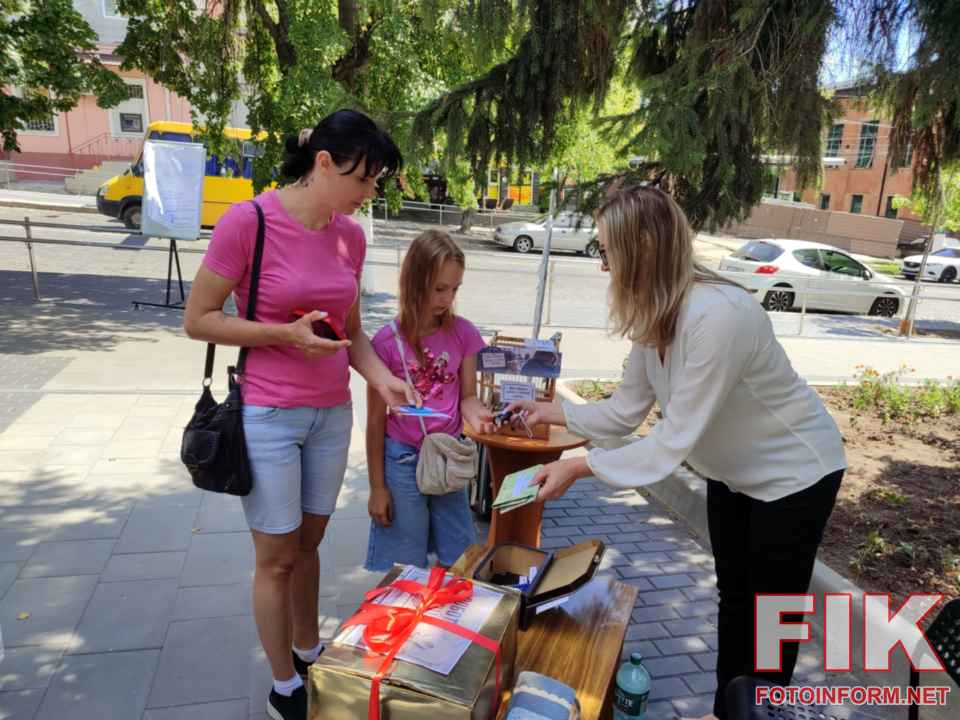 Учасники та фахівці під час вуличної просвітницької акції протидії торгівлі людьми у Кропивницькому біля інформаційних фліпчартів