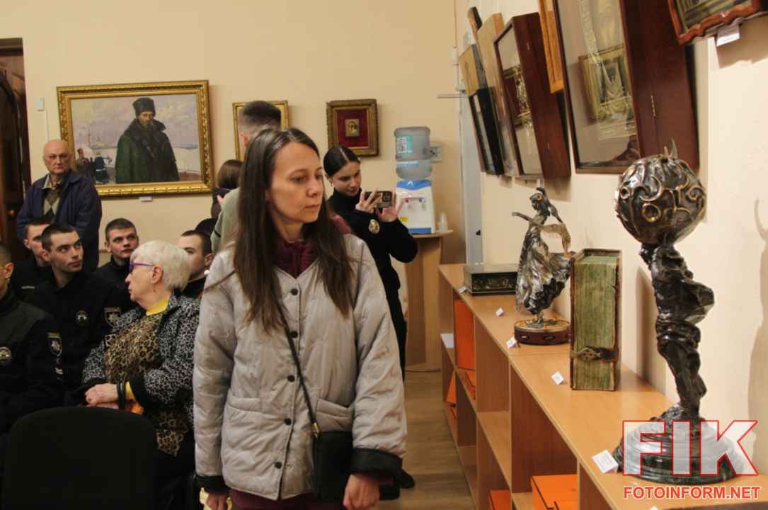 Експозиція виставки З минулого Межигір’я у залі Музею мистецтв з картинами та скульптурами"