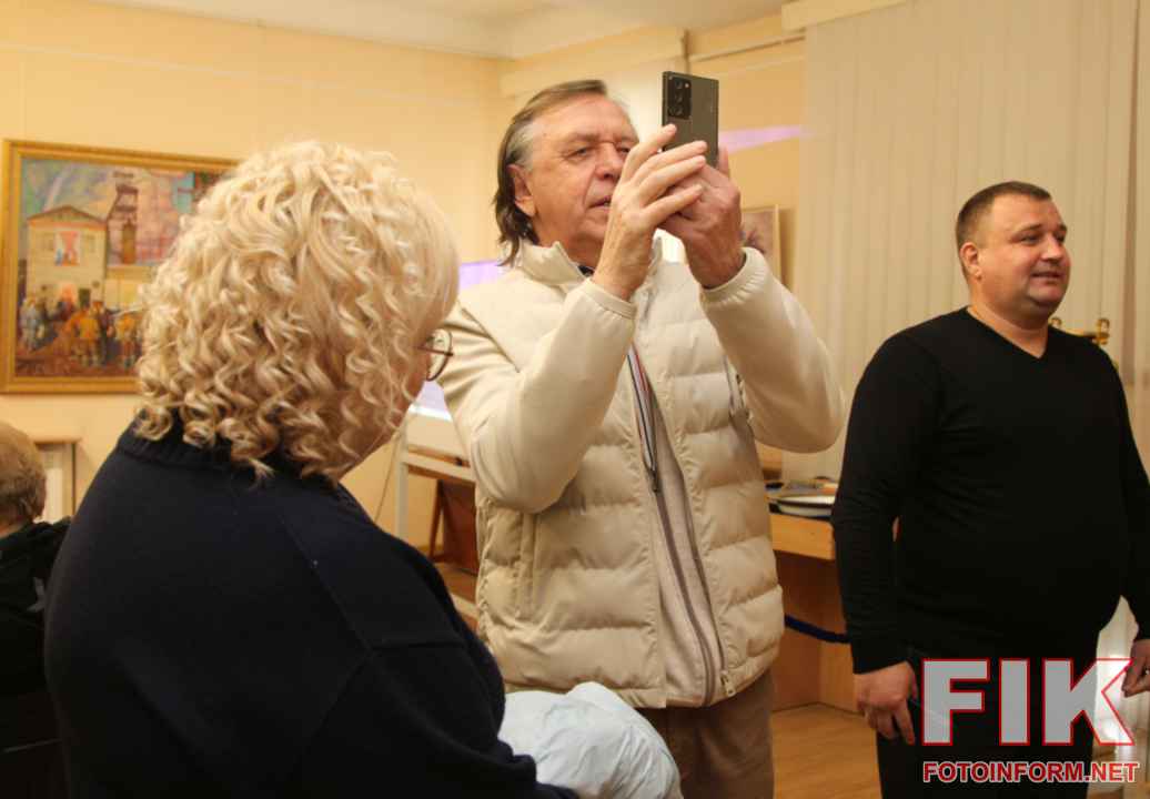 Експозиція виставки З минулого Межигір’я у залі Музею мистецтв з картинами та скульптурами"