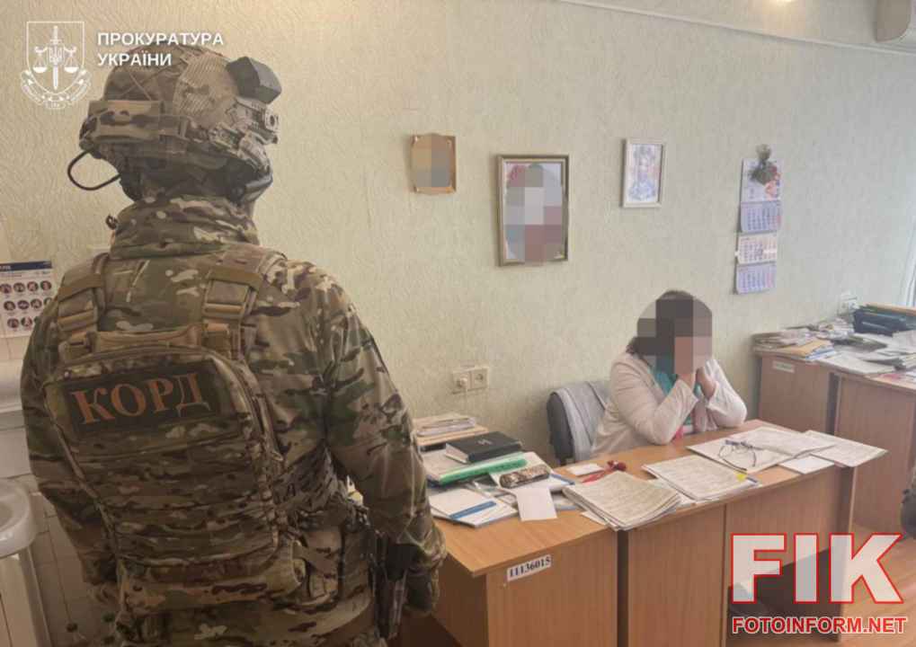 Слідчі ДБР та прокурори під час вручення підозри медикам за хабарництво на Кіровоградщині