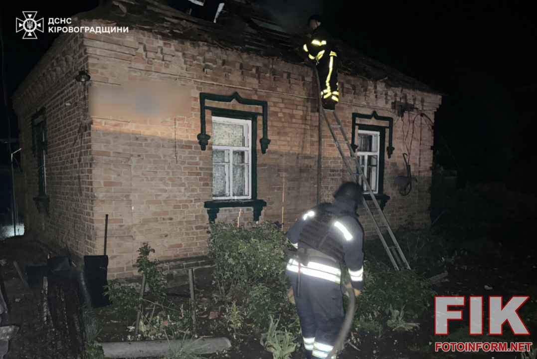 Наслідки нічної атаки дронів на Кіровоградщині: рятувальники ДСНС ліквідують пожежу в приватному будинку Кропивницького району.