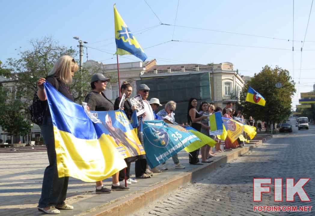 Жителі Кропивницького з прапорами України та фотографіями полеглих воїнів на площі Героїв Майдану під час хвилини мовчання в пам'ять про Олексія Юкова