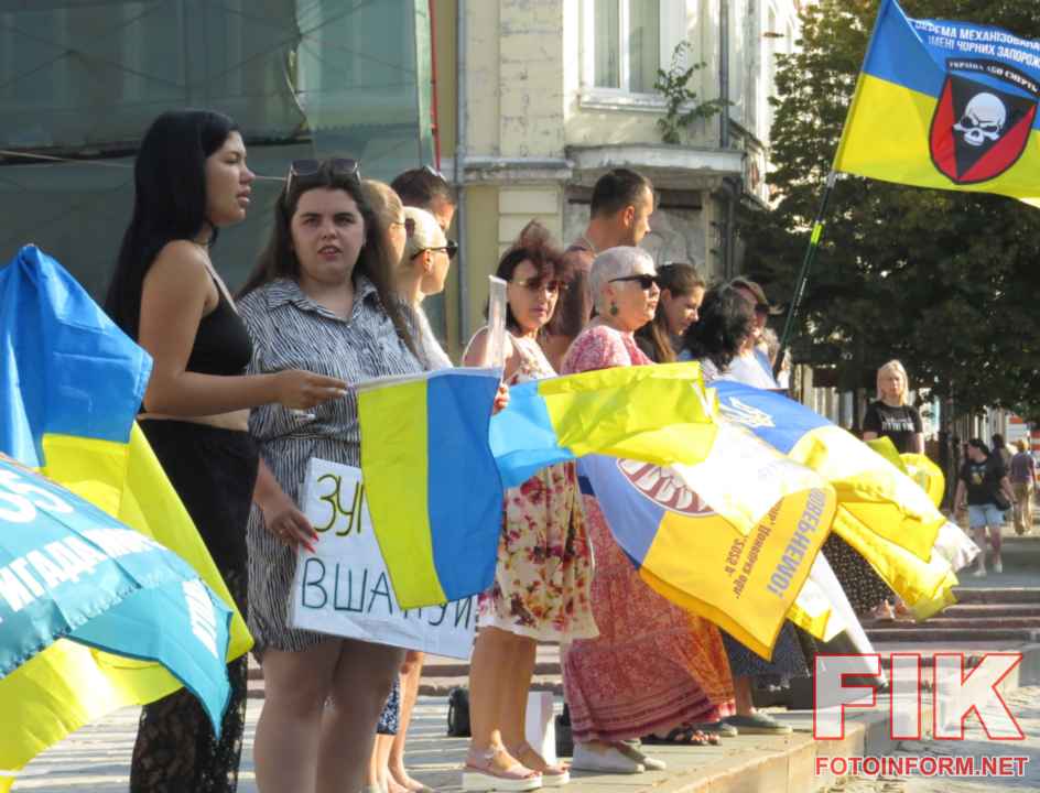 Жителі Кропивницького з прапорами України та фотографіями полеглих воїнів на площі Героїв Майдану під час хвилини мовчання в пам'ять про Олексія Юкова