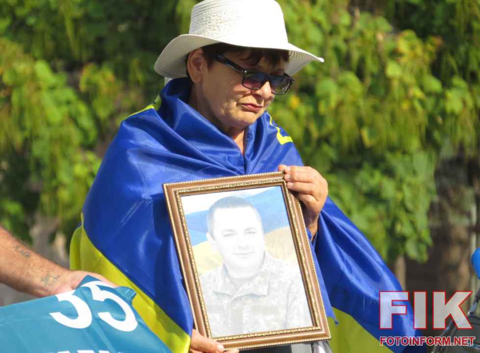 Жителі Кропивницького з прапорами України та фотографіями полеглих воїнів на площі Героїв Майдану під час хвилини мовчання в пам'ять про Олексія Юкова