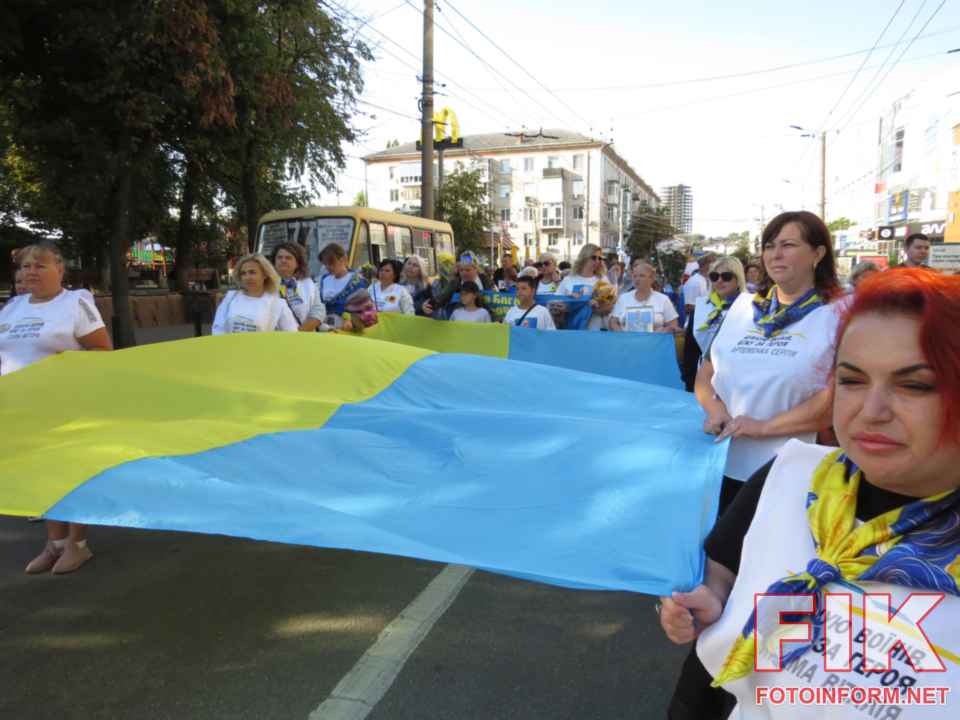 Учасники IX Всеукраїнського забігу Шаную воїнів біжу за Героїв України на площі Героїв Майдану в Кропивницькому, фото Ігоря Філіпенка