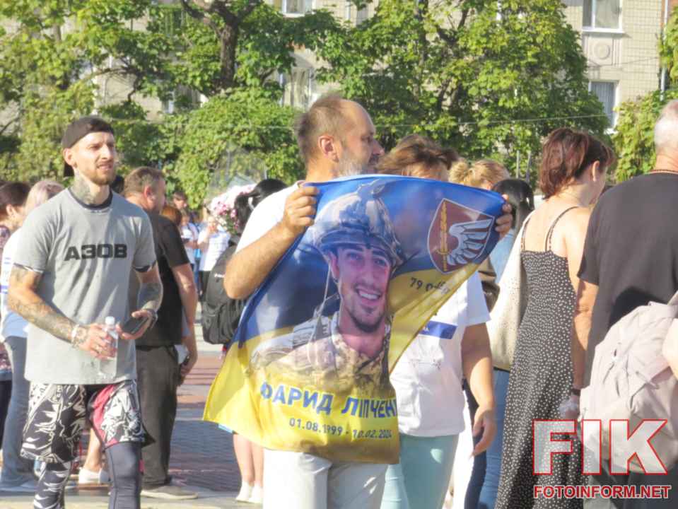 Учасники IX Всеукраїнського забігу Шаную воїнів біжу за Героїв України на площі Героїв Майдану в Кропивницькому, фото Ігоря Філіпенка