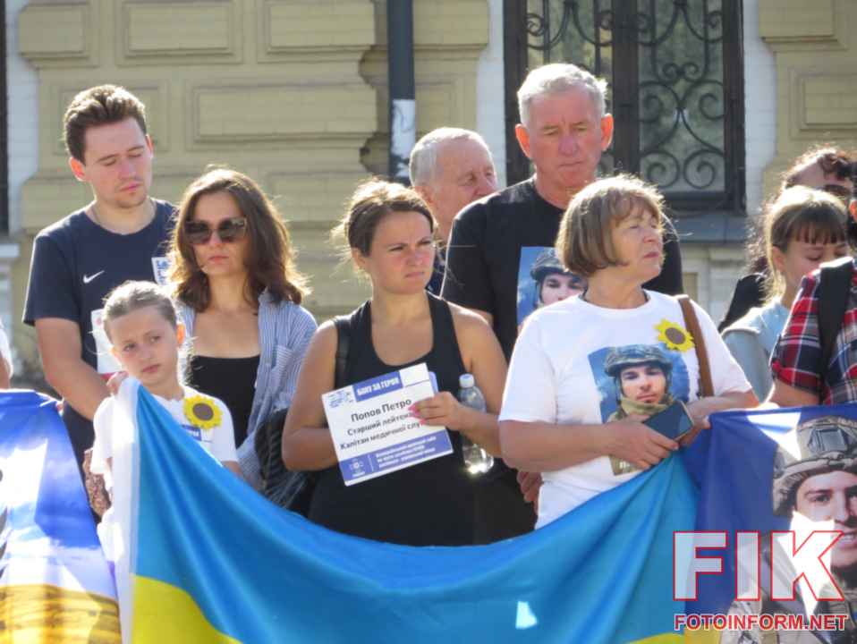 Учасники IX Всеукраїнського забігу Шаную воїнів біжу за Героїв України на площі Героїв Майдану в Кропивницькому, фото Ігоря Філіпенка