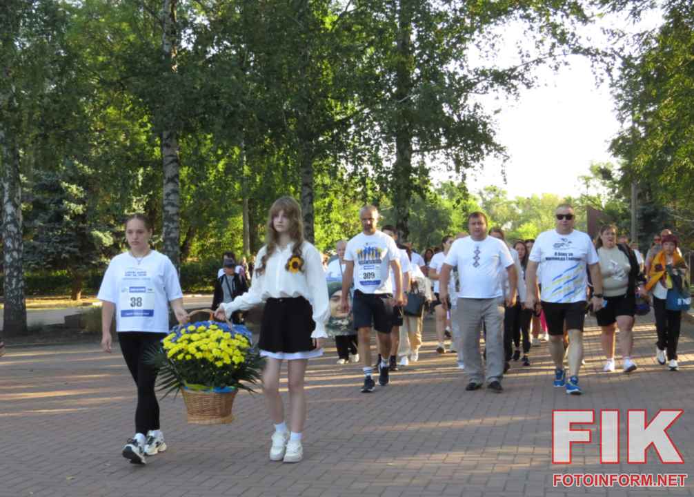 Учасники IX Всеукраїнського забігу Шаную воїнів біжу за Героїв України на площі Героїв Майдану в Кропивницькому, фото Ігоря Філіпенка
