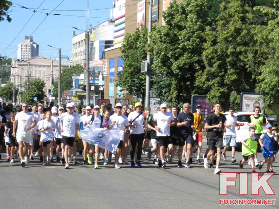 Масштабний забіг жителів Кропивницького вулицею Велика Перспективна під час Олімпійського дня