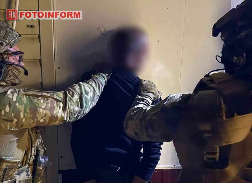 Спецпризначенці КОРД затримують озброєного чоловіка під час спецоперації Грім у Кропивницькому