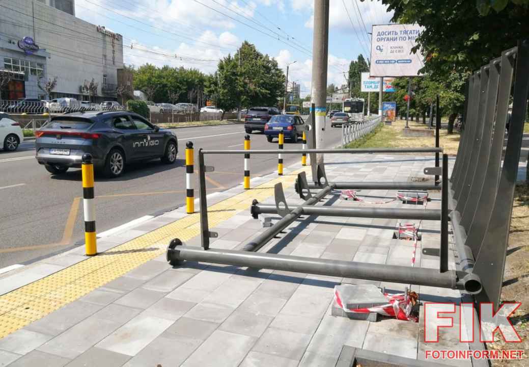 Процес встановлення нової сучасної зупинки громадського транспорту на вулиці Соборній у Кропивницькому.