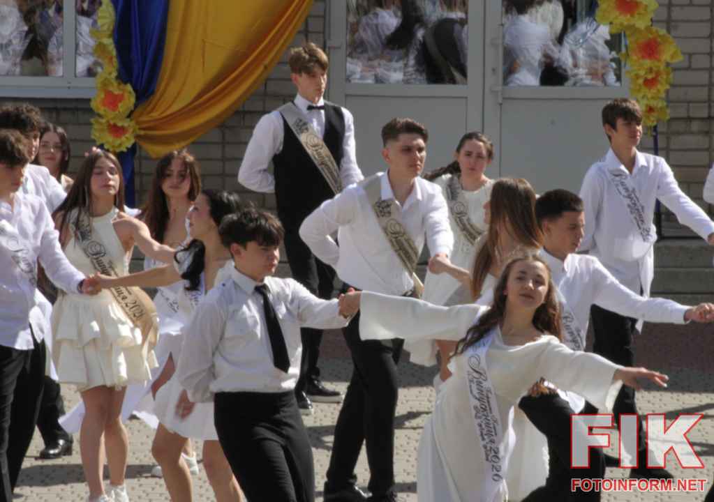 Випускники НВО №16 у Кропивницькому під час свята Останнього дзвоника 29 травня 2026 року, фото Ігоря Філіпенка