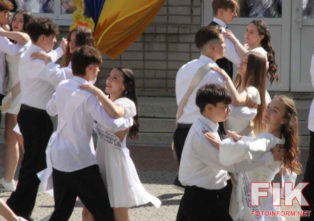 Випускники НВО №16 у Кропивницькому під час свята Останнього дзвоника 29 травня 2026 року, фото Ігоря Філіпенка