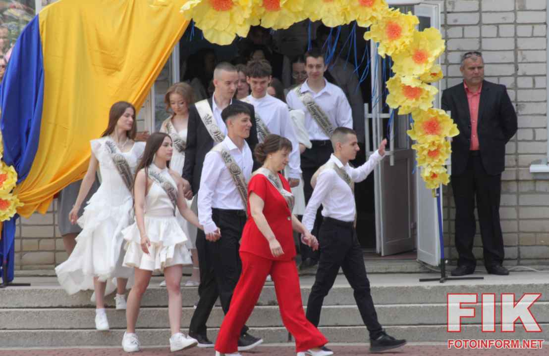 Випускники НВО №16 у Кропивницькому під час свята Останнього дзвоника 29 травня 2026 року, фото Ігоря Філіпенка"