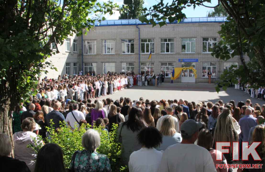 Хвилина мовчання на лінійці Останнього дзвоника в школі Кропивницького, вшанування пам'яті героїв України