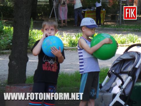Сьогодні, 1 червня 2019 року, у місті Кропивницький у Ковалівському парку відбулася акція «Місто в пелюшках», повідомляє FOTOINFORM.NET