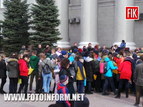 Зараз у центрі міста Кропивницький на площі біль міськради відбувається флешмоб на підтримку наших військовополонених, повідомляє FOTOINFORM.NET.