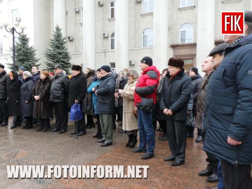 Сьогодні, 4 грудня, на флагштоку біля будівлі міськради Кропивницького урочисто підняли прапор Військово-Морських сил ЗСУ - на знак підтримки українських моряків, захоплених 25 листопада спецпідрозділами РФ поряд із Керченською протокою.