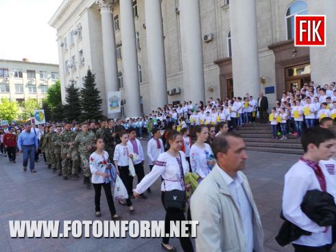 Зараз на площі перед будинком міської ради Кропивницького відбувається урочиста церемонія нагородження переможців конкурсу учнівської молоді «Майбутній захисник України».